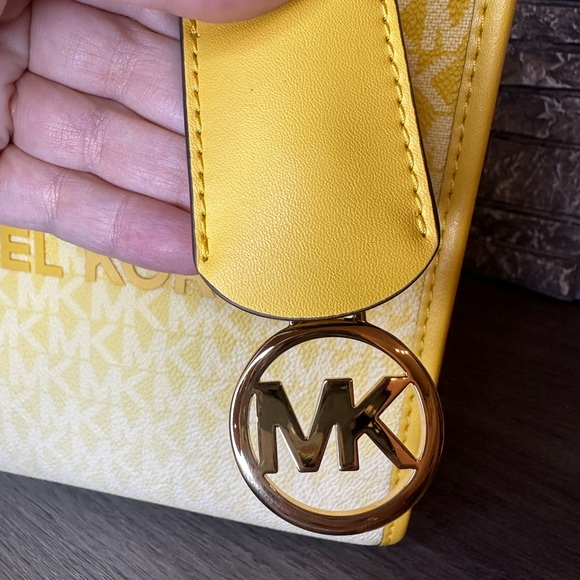 Michael Kors Mirella Small Ombré Signature Logo Crossbody Bag – Daisy Yellow NWT - Picture 3 of 9